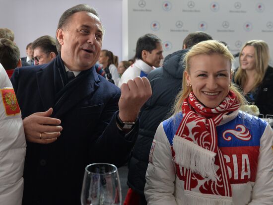 Presenting automobiles to Sochi Olympic prize-winners