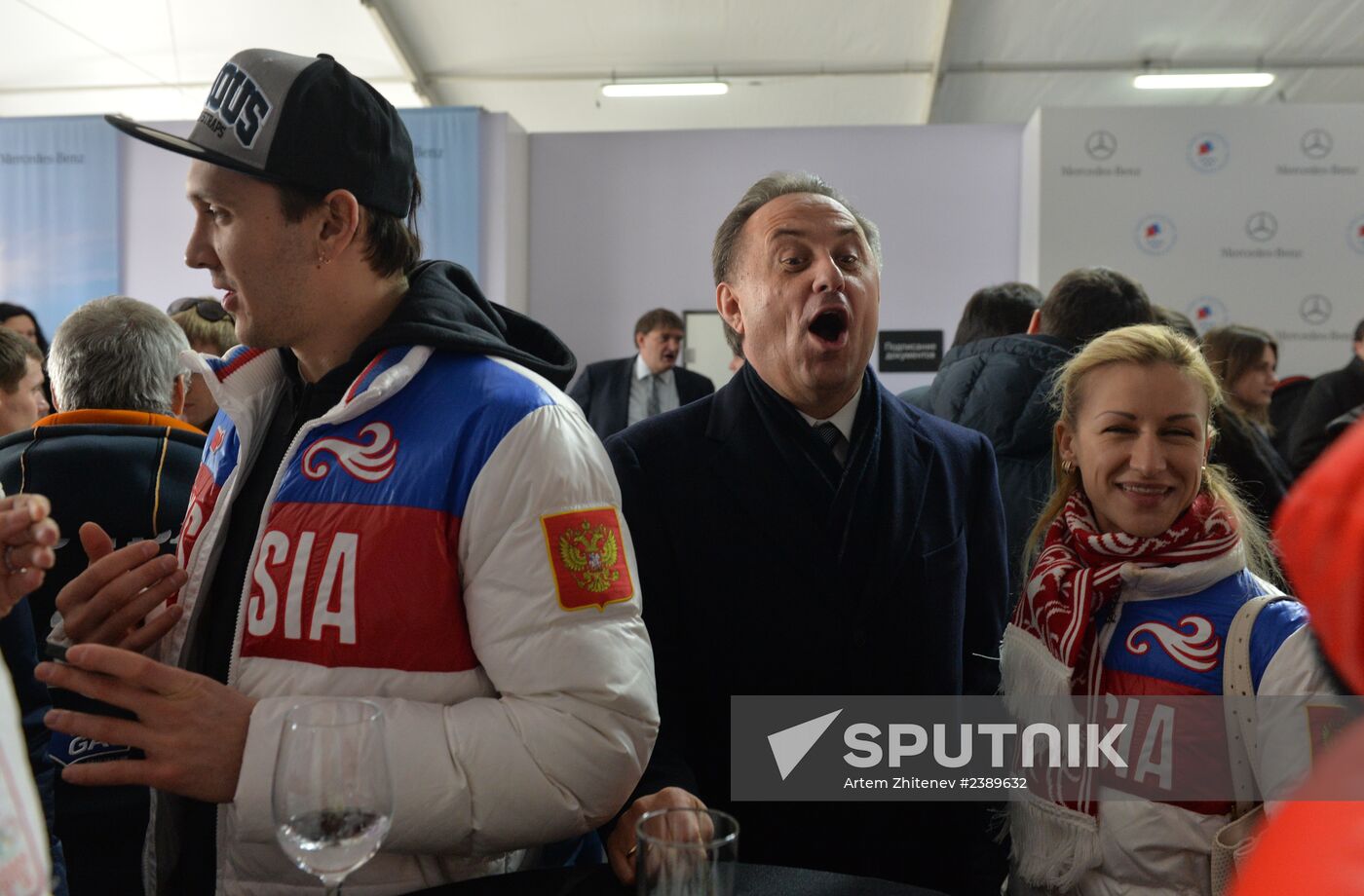 Presenting automobiles to Sochi Olympic prize-winners