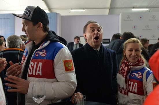 Presenting automobiles to Sochi Olympic prize-winners