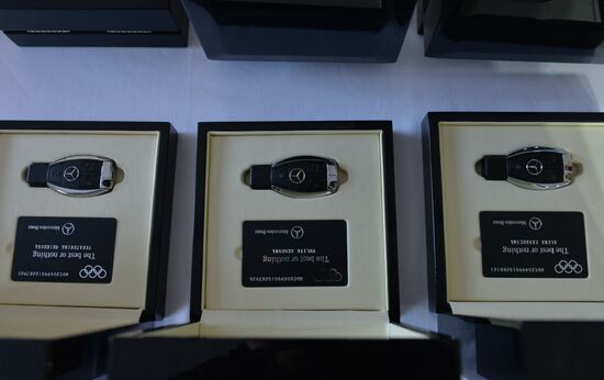 Presenting automobiles to Sochi Olympic prize-winners