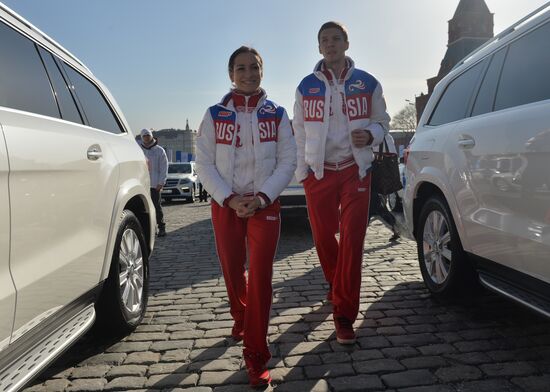 Presenting automobiles to Sochi Olympic prize-winners