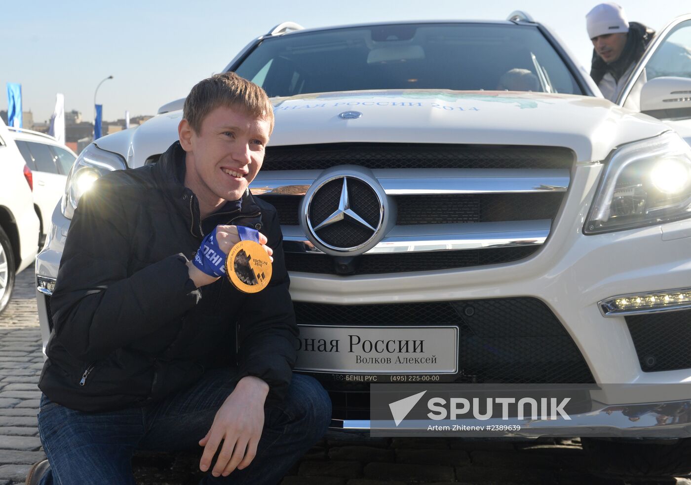 Presenting automobiles to Sochi Olympic prize-winners