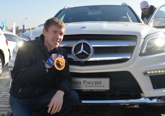Presenting automobiles to Sochi Olympic prize-winners