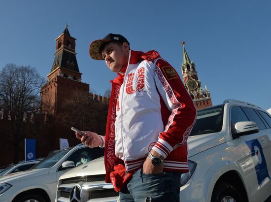 Presenting automobiles to Sochi Olympic prize-winners