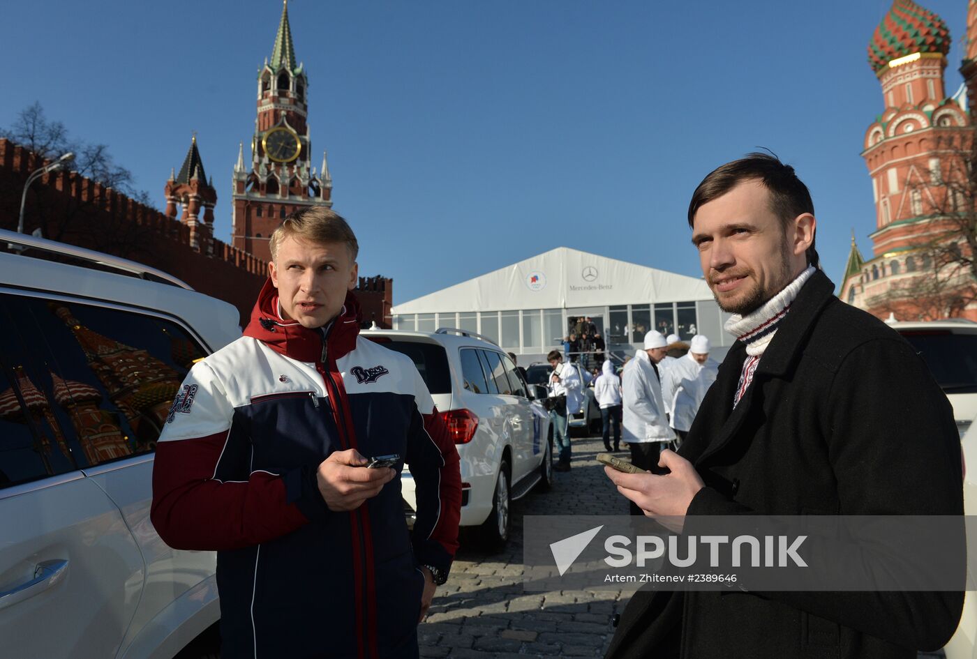 Presenting automobiles to Sochi Olympic prize-winners