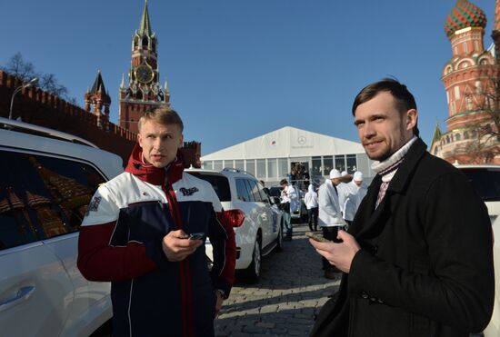 Presenting automobiles to Sochi Olympic prize-winners