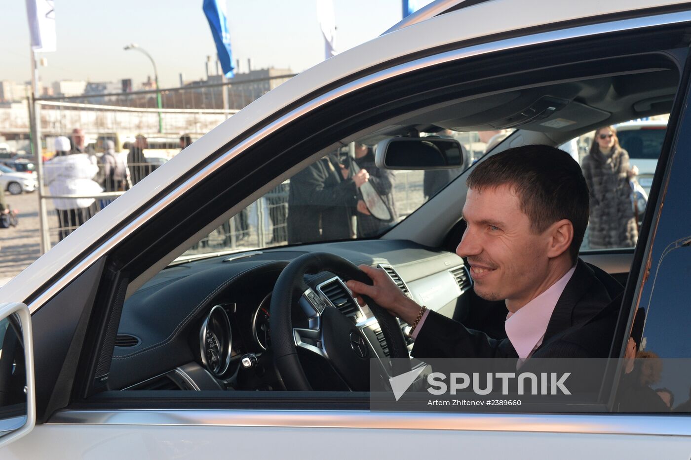 Presenting automobiles to Sochi Olympic prize-winners