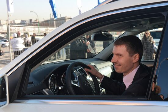 Presenting automobiles to Sochi Olympic prize-winners