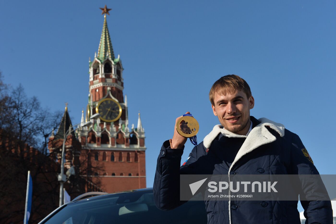 Presenting automobiles to Sochi Olympic prize-winners