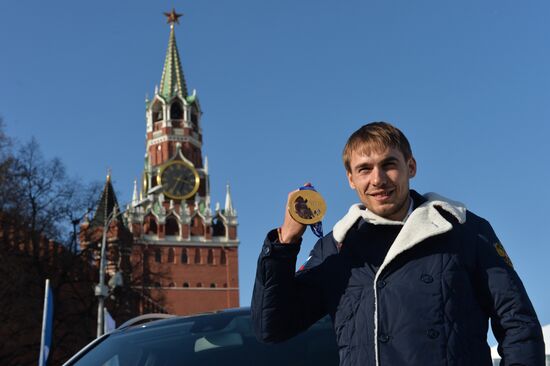 Presenting automobiles to Sochi Olympic prize-winners