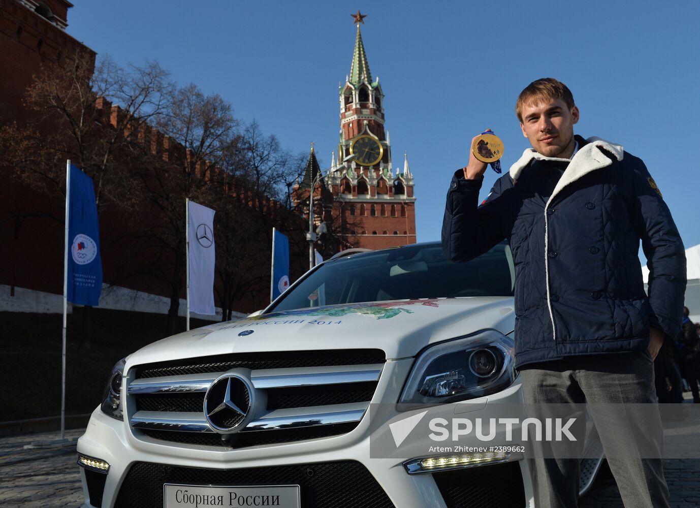 Presenting automobiles to Sochi Olympic prize-winners