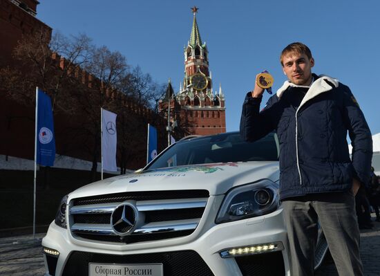 Presenting automobiles to Sochi Olympic prize-winners