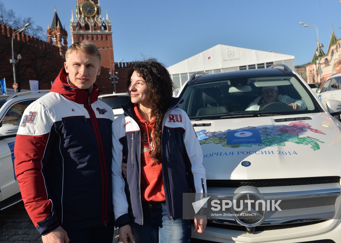 Presenting automobiles to Sochi Olympic prize-winners