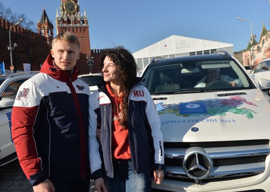 Presenting automobiles to Sochi Olympic prize-winners