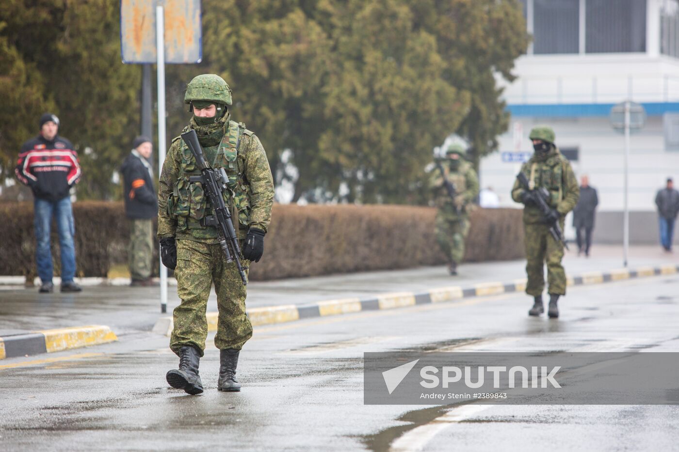 Armed people near Simferopol Airport