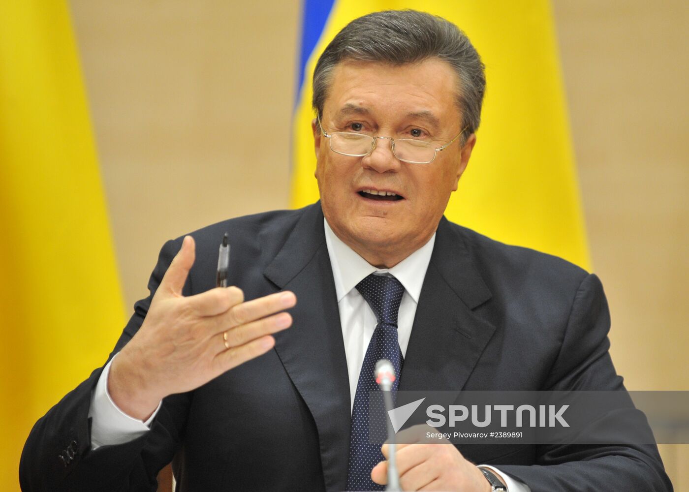 Viktor Yanukovych at news conference in Rostov-on-Don