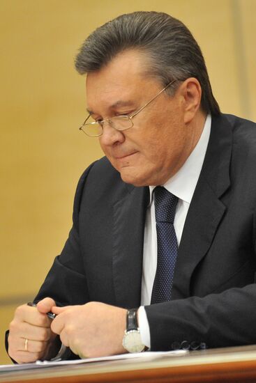 Viktor Yanukovych at news conference in Rostov-on-Don