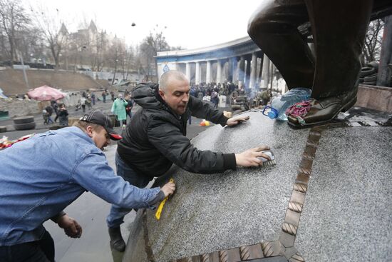 All-city mass voluntary clean-up event in Kiev