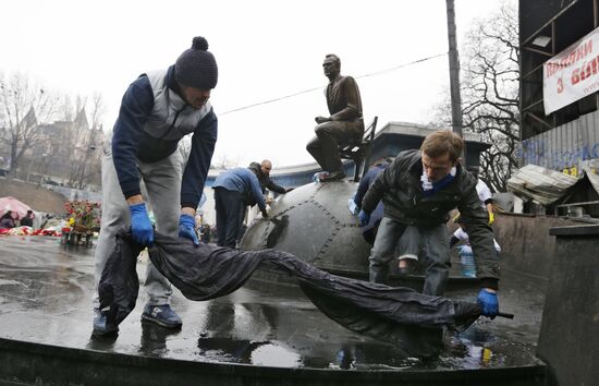 All-city mass voluntary clean-up event in Kiev