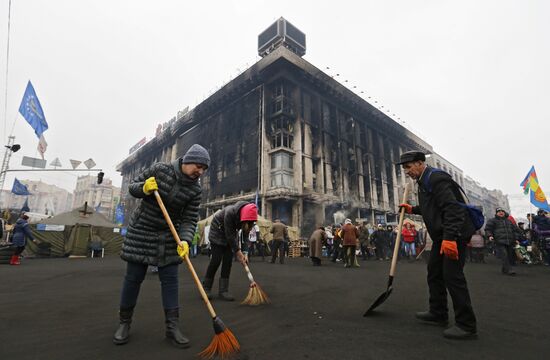 All-city mass voluntary clean-up event in Kiev