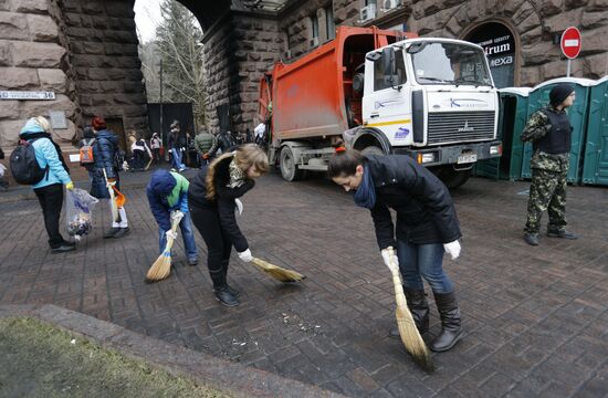 All-city mass voluntary clean-up event in Kiev