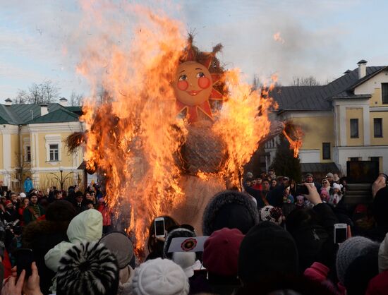 Seeing off Maslenitsa in Suzdal