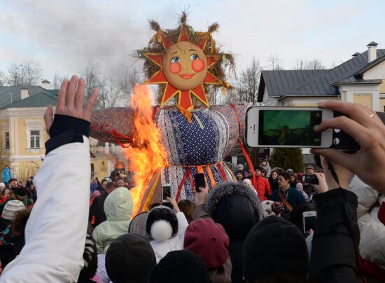 Seeing off Maslenitsa in Suzdal