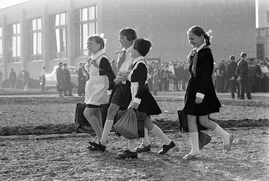 LITTLE GIRLS SCHOOL THE FIRST OF SEPTEMBER