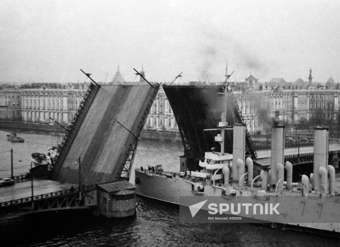 NEVA DRAWBRIDGE CRUISER AURORA HOLIDAY