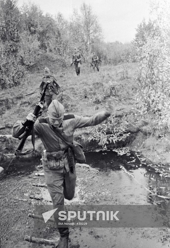 EXERCISE SOLDIERS OBSTACLE