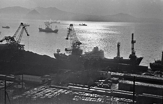 HARBOR NAKHODKA SHIPS