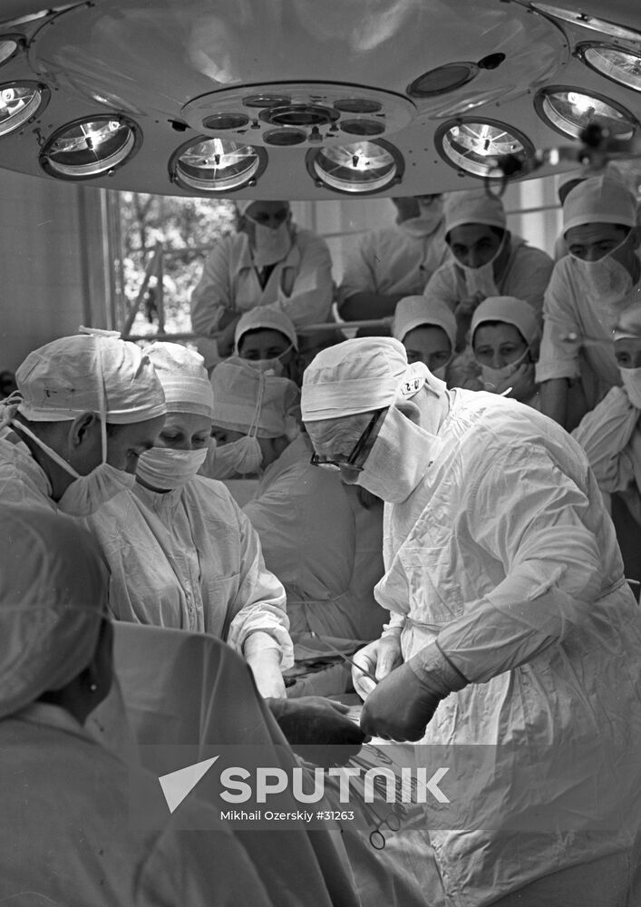 SURGEON OPERATING THEATER DOCTORS