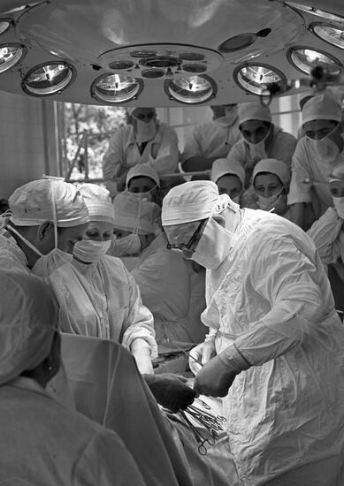 SURGEON OPERATING THEATER DOCTORS