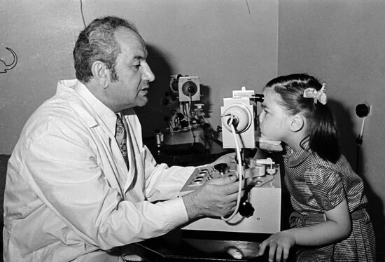 LITTLE GIRL DOCTOR INSTRUMENT