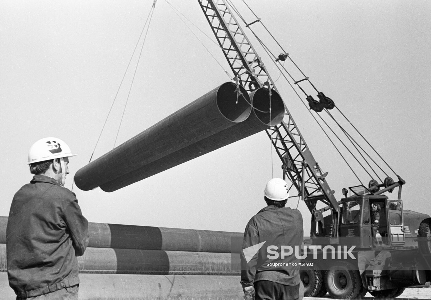CONSTRUCTING DRUZHBA PIPILENE SHIPPING PIPES