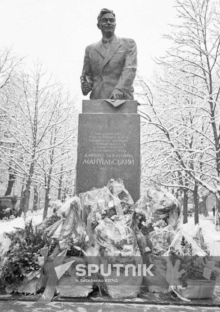 MONUMENT MANUILSKY