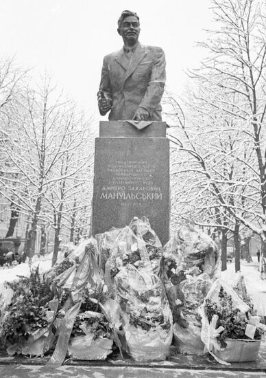 MONUMENT MANUILSKY
