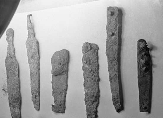 KNIVES ARCHEOLOGICAL DIGGING KREMLIN