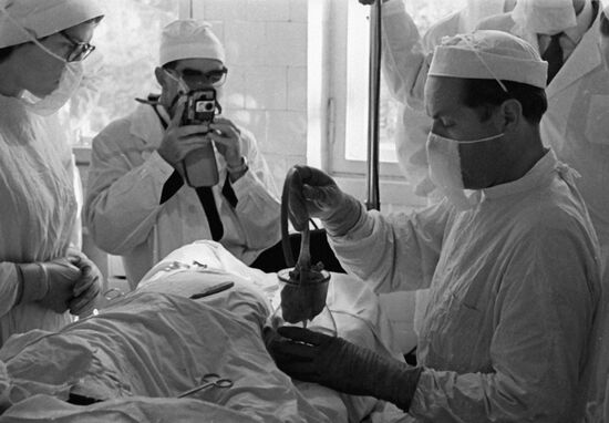 SURGEON DEMIKHOV OPERATION HEART DOG
