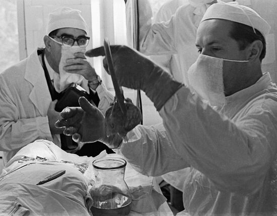 SURGEON DEMIKHOV OPERATION HEART DOG