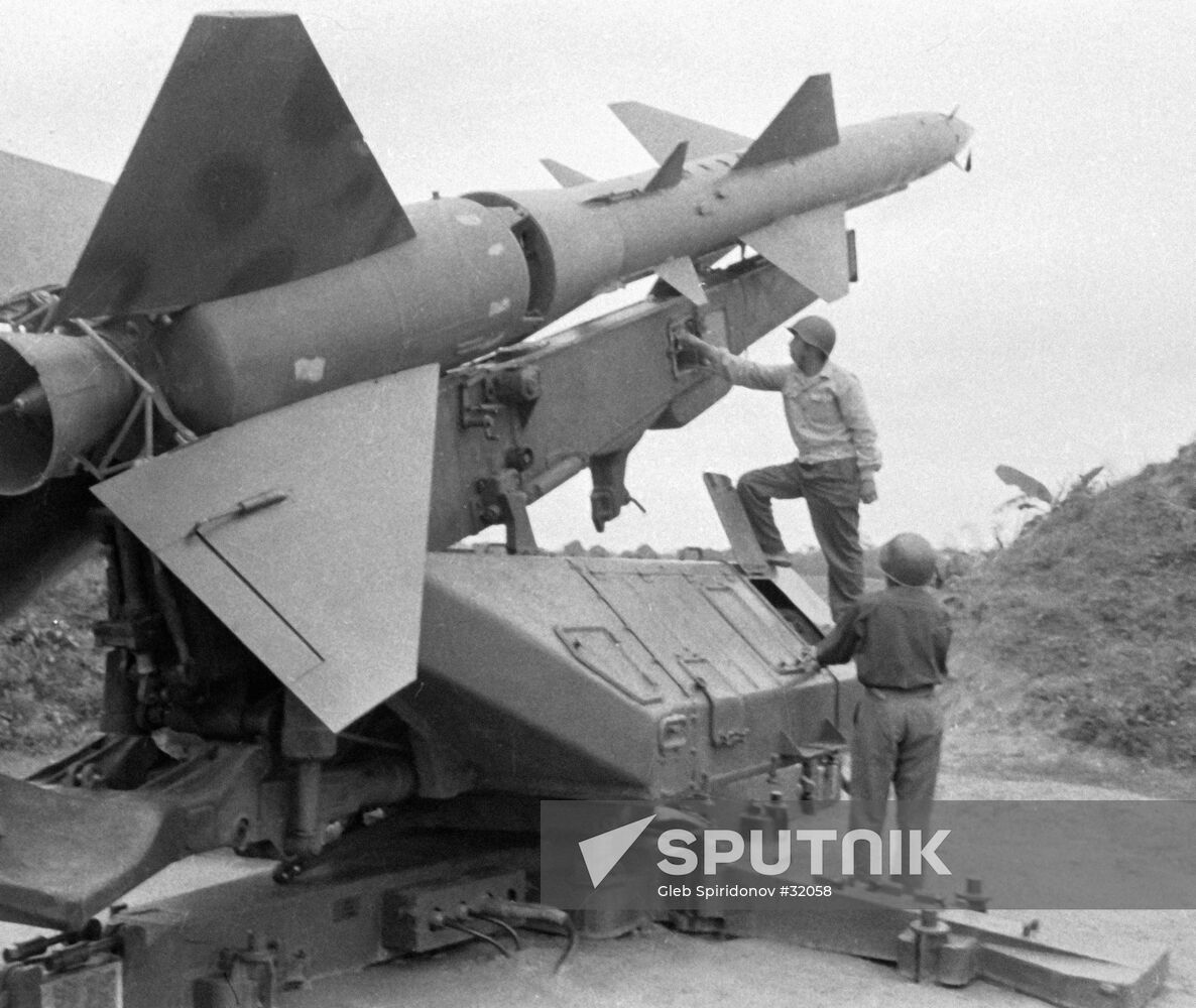 VIETNAMESE MISSILEMEN SURFACE-TO-AIR MISSILE