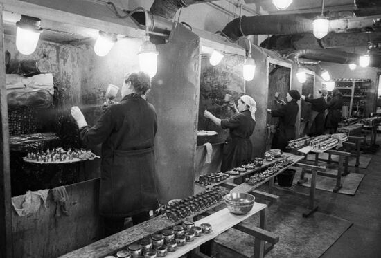 KHOKHLOMA FACTORY CRAFTSWOMEN VENTILATION
