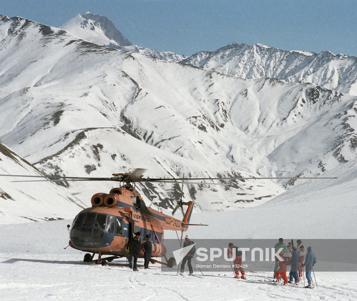 RESORT GUDAURI ALPINE SKIERS HELICOPTER 