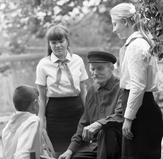 YOUNG PIONEERS CONVERSATION GROMOV ULYANA GROMOVA 