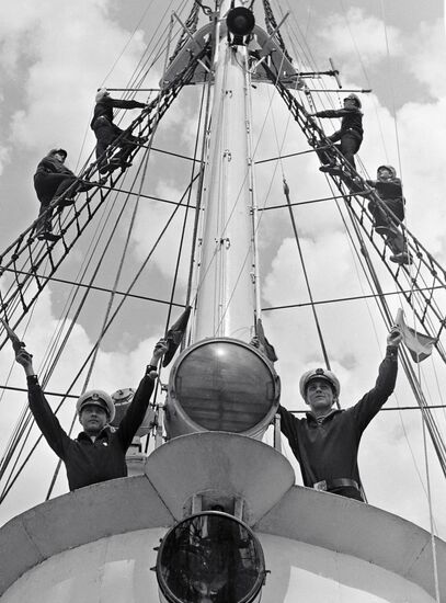 SAILORS MAST SHIP