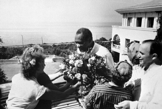 SOCHI PEOPLE ROBESON GREETING FLOWERS
