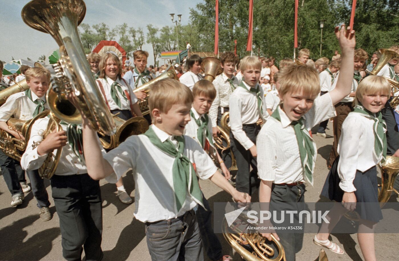 SCHOOLCHILDREN FESTIVAL MUSICIANS ESTONIA
