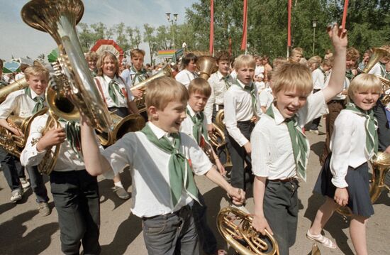 SCHOOLCHILDREN FESTIVAL MUSICIANS ESTONIA