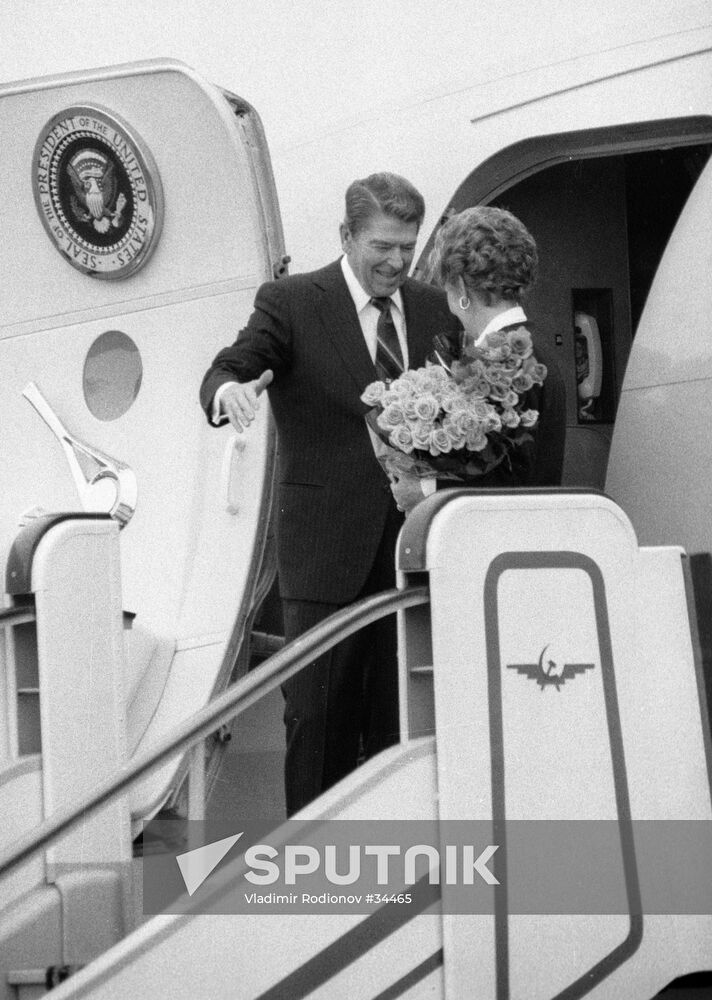RONALD REAGAN NANCY LADDER AIRCRAFT