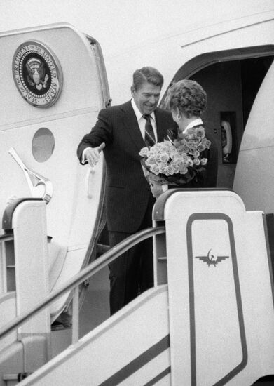 RONALD REAGAN NANCY LADDER AIRCRAFT